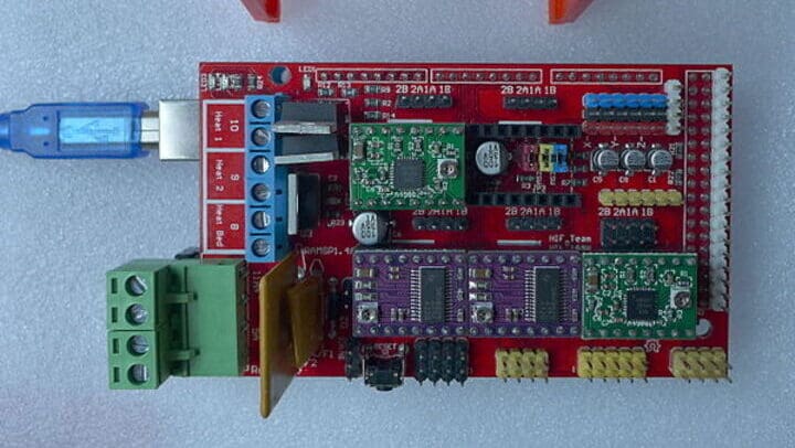 A RAMPS 1.4 board with green A4988 drivers