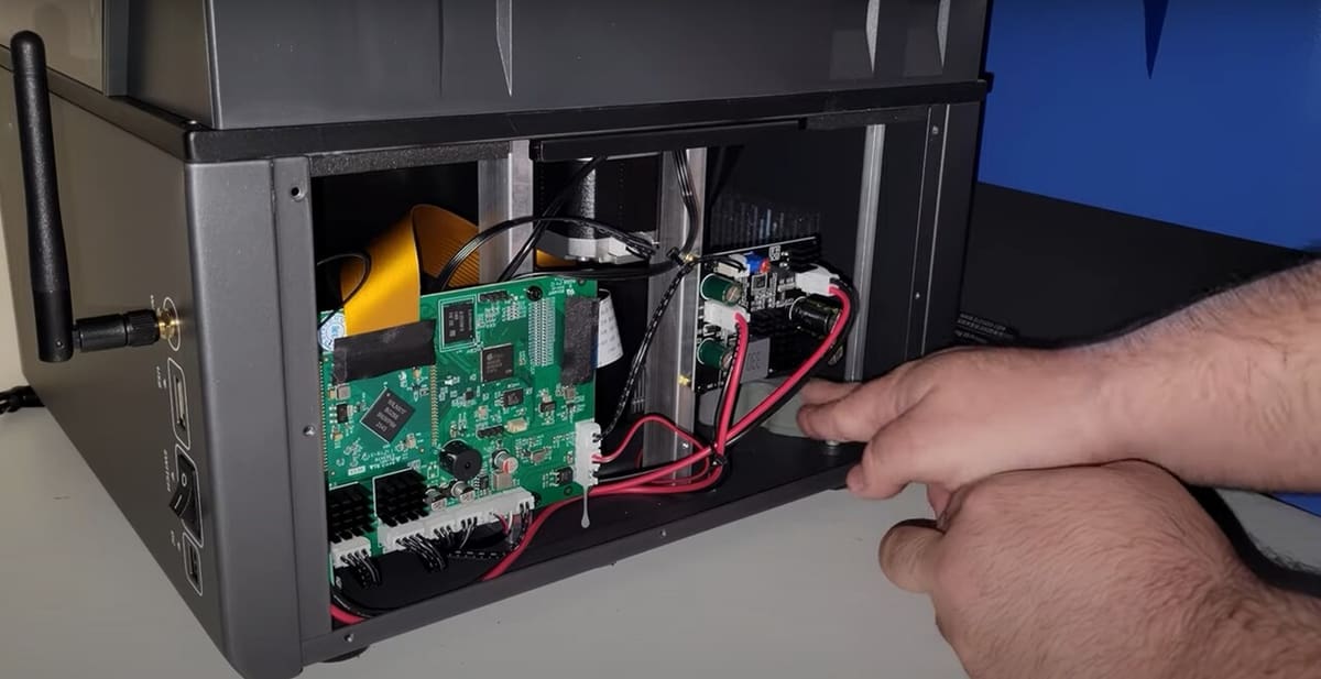 The auto-shutter cable must be inserted into the 3D printer housing